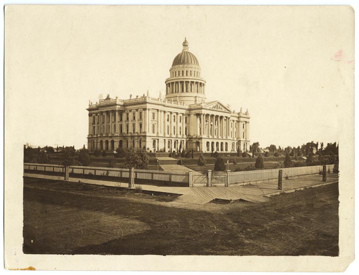 Black and white photo of California Capitol, Sacramento (State Library Image 2008-0337)